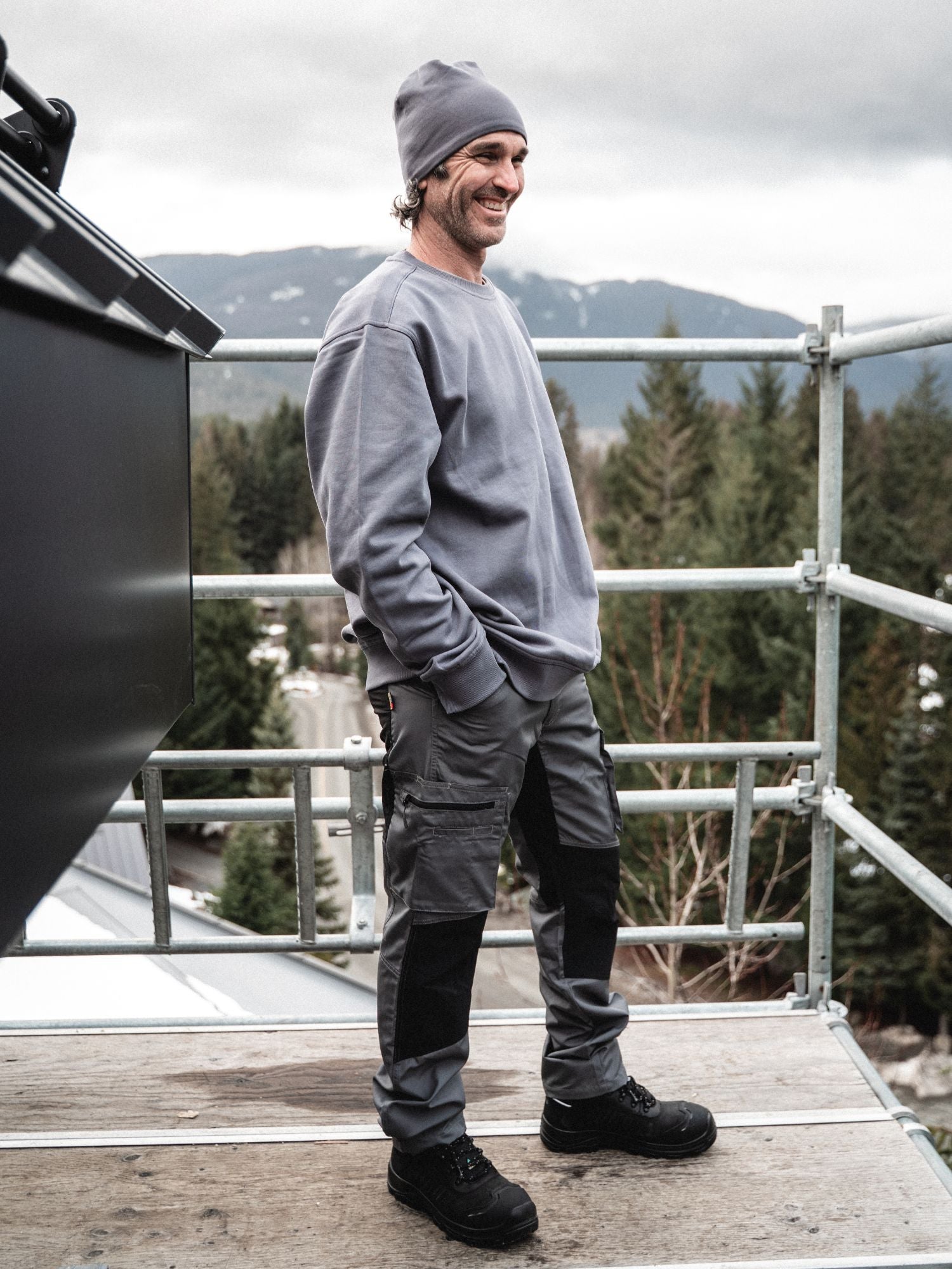 Tradesman on construction site wearing Blaklader Service Pants with Stretch in grey